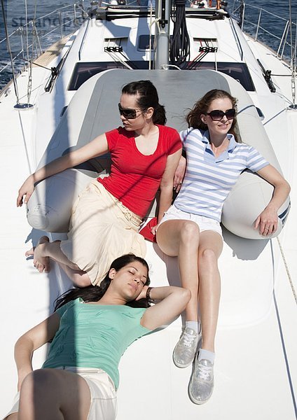 Drei Mädchen sitzen auf der Yacht