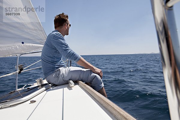 Mann auf der Yacht