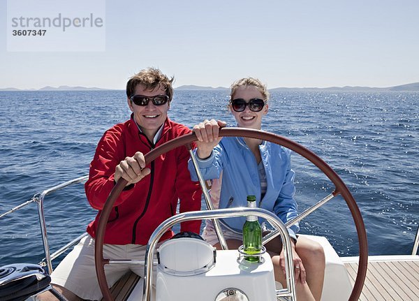 Mann und Frau Steueryacht