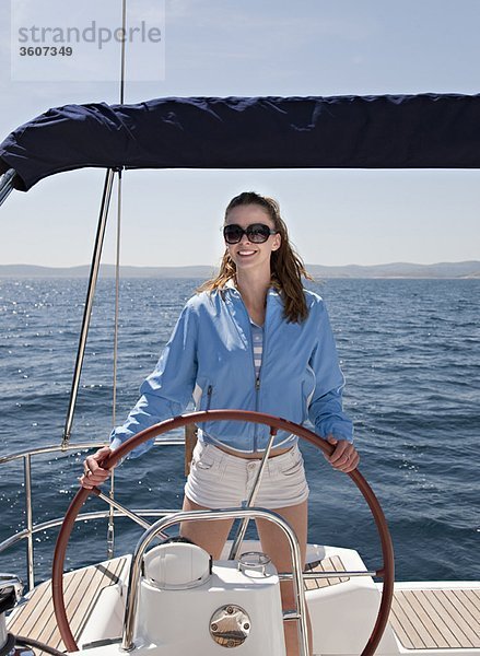 Frau steuert Yacht