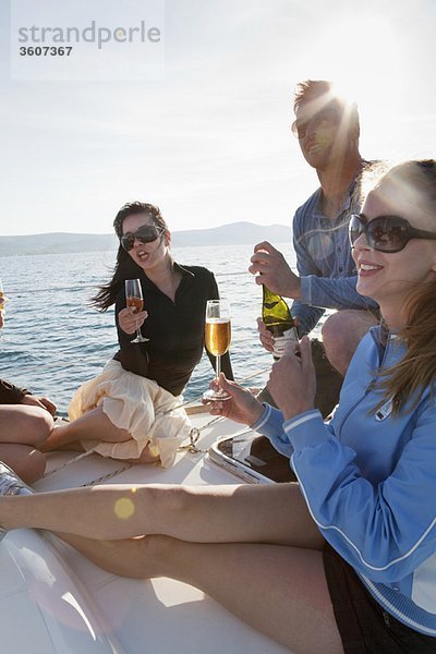 Freunde mit Champagner auf der Yacht