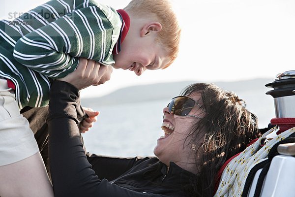 Mutter und Sohn spielen auf der Yacht