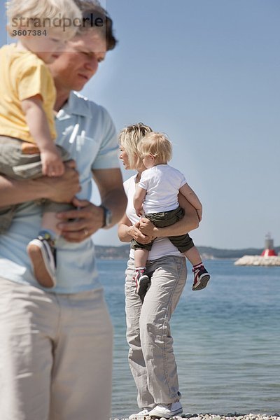 Familie mit Zwillingen am Strand