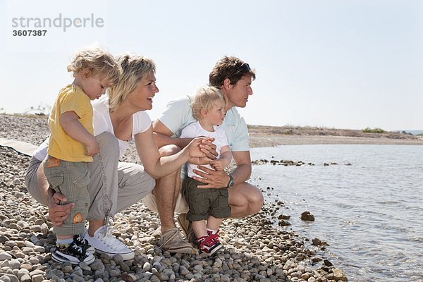 Familie mit Zwillingen am Strand