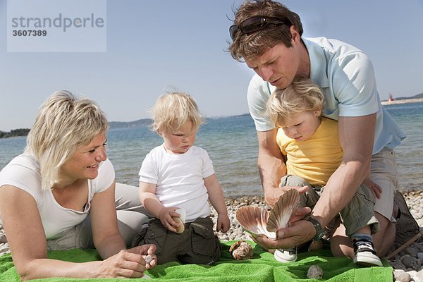 Familie mit Zwillingen am Strand