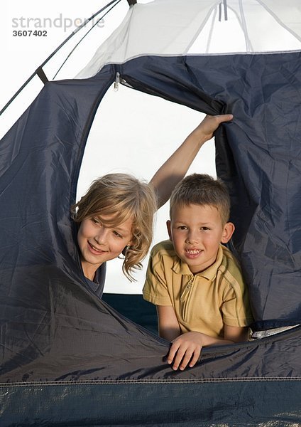 Junge und Mädchen im Zelt auf dem Seeweg