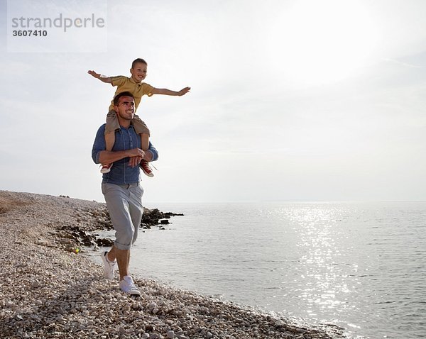 Vater und Sohn am Strand