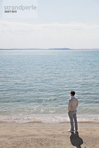 Mann schaut aufs Meer