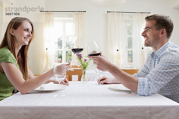 Paar beim Restaurant-Toasting mit Wein