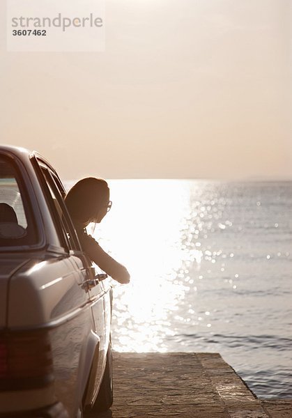 Frau mit Oldtimer auf dem Seeweg