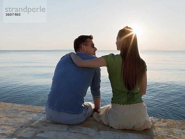 Paar auf dem Meer bei Sonnenuntergang