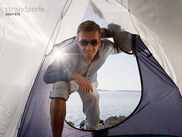 Mann betritt das Zelt auf dem Seeweg