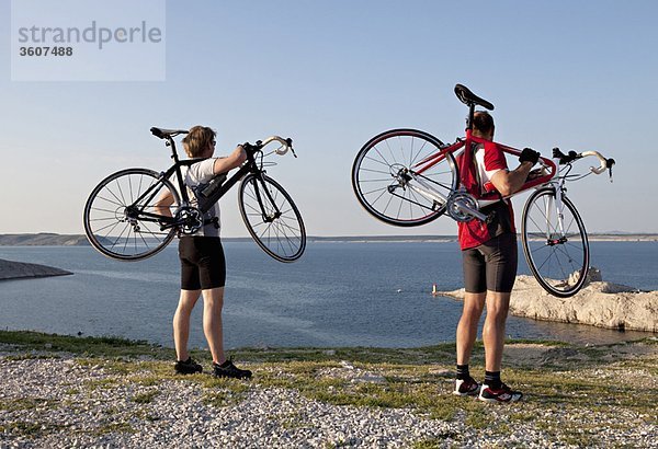 Radfahrer mit Blick aufs Meer