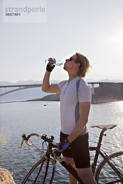 Radfahrer Trinkwasser auf dem Seeweg