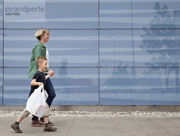 Mutter und Sohn beim Einkaufen