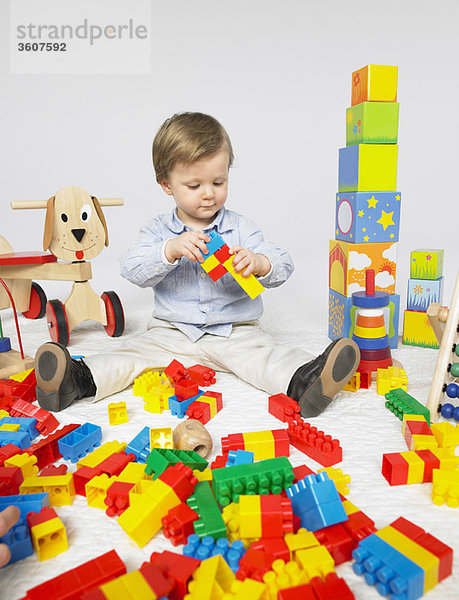 Kleinkind mit vielen Spielsachen