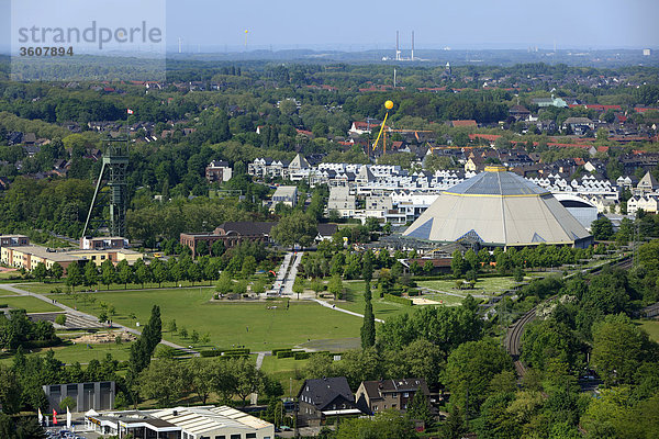 Gelber Ballon über Oberhausen im Rahmen des Projekts SchachtZeichen 2010  Ruhrgebiet  Deutschland