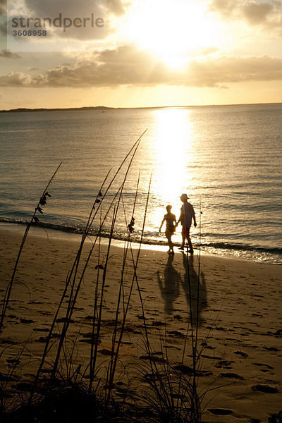 Paar am Strand bei Sonnenuntergang.