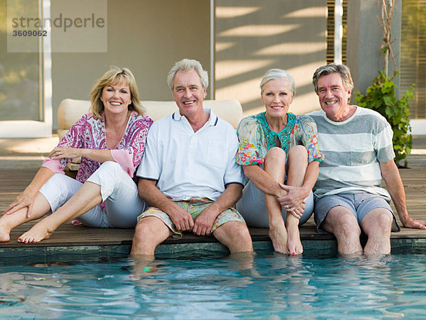 Freundschaft reifer Erwachsene reife Erwachsene Schwimmbad