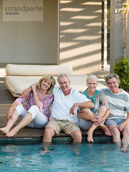 Freundschaft reifer Erwachsene reife Erwachsene Schwimmbad