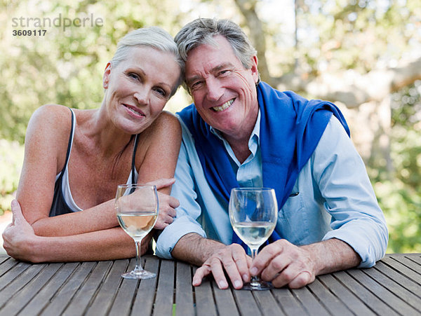 Reife Paare im Freien mit Wein