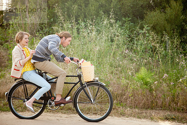 Junges Paar auf dem Fahrrad