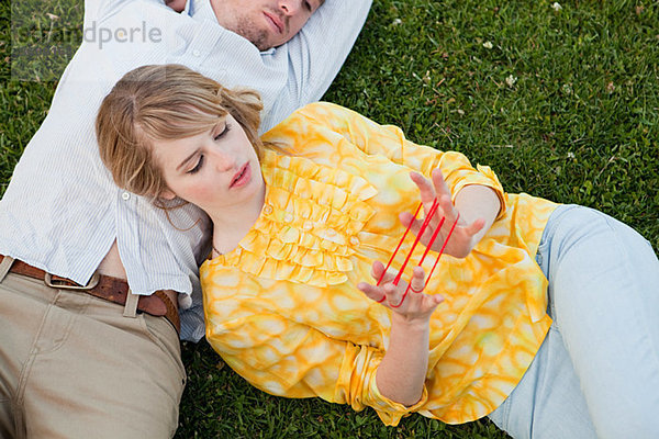 Junges Paar im Freien  Frau spielt mit Schnur