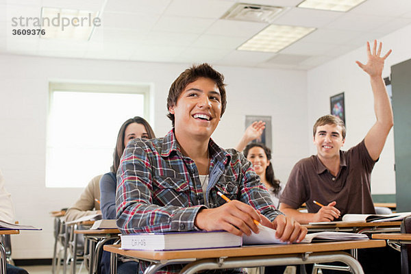 Gymnasiasten sitzen im Klassenzimmer