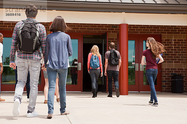 Gymnasiasten betreten das Schulgebäude
