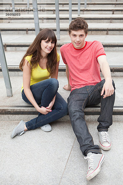 Junges Paar auf einer Treppe sitzend