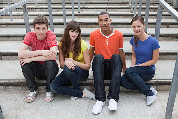 Jugendliche sitzen auf Stufen