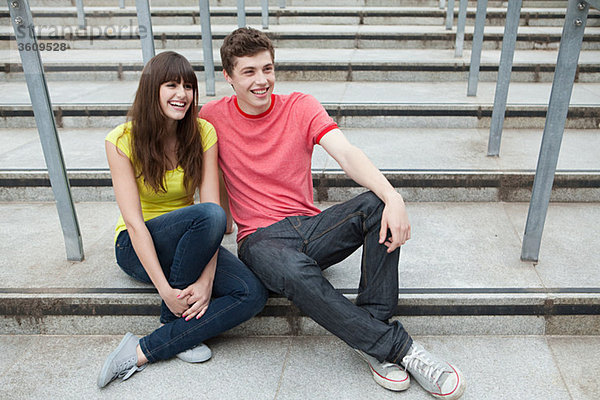 Junges Paar auf einer Treppe sitzend