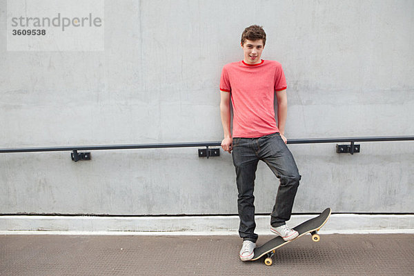 Junger Mann mit Skateboard