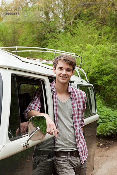 Junger Mann mit dem Wohnmobil