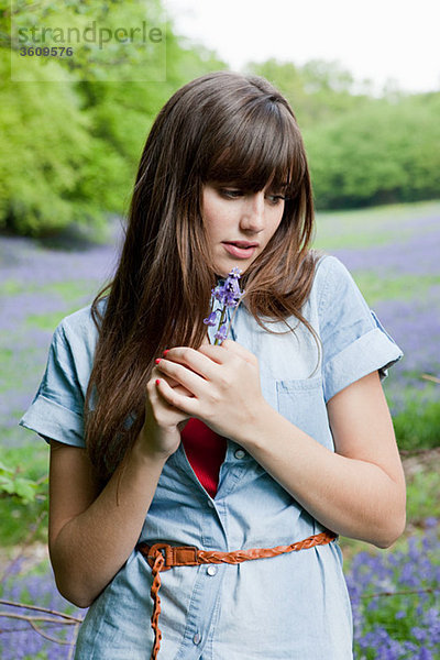 Junge Frau mit Blauglockenblume