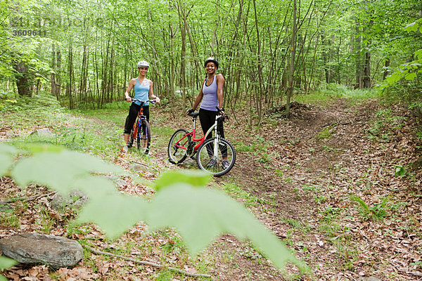 Zwei weibliche Radfahrer in forest