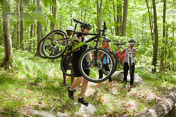Radfahrer mit Fahrrädern im Wald