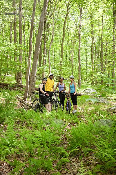 Vier Radfahrer in forest