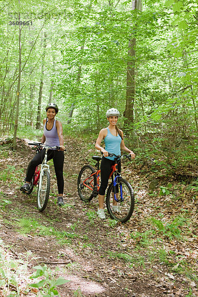 Zwei Radlerinnen im Wald