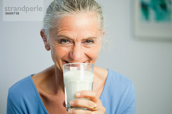 Reife Frau trinkt Milch