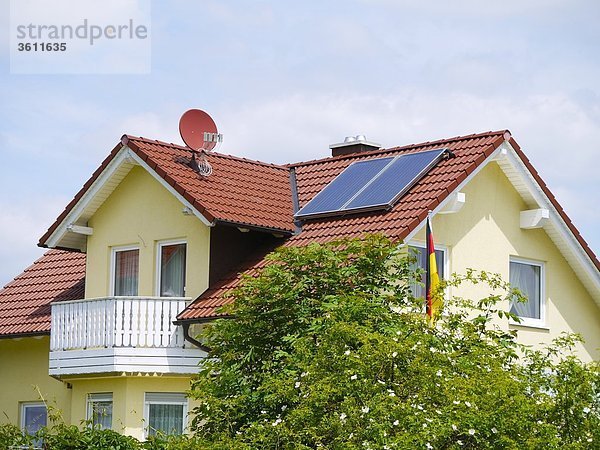 Sonnenkollektoren auf dem Dach eines Einfamilienhauses  Schömberg  Baden-Württemberg  Deutschland