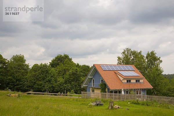 Sonnenkollektoren auf dem Dach eines Einfamilienhauses  Schömberg  Baden-Württemberg  Deutschland