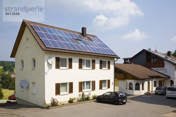 Sonnenkollektoren auf dem Dach eines Mehrfamilienhauses  Schömberg  Baden-Württemberg  Deutschland