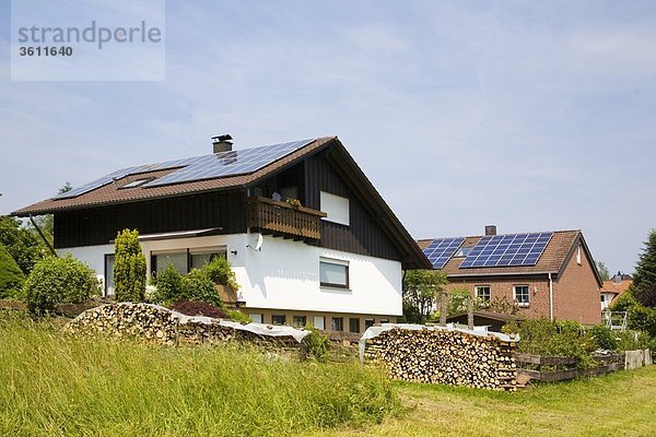 Sonnenkollektoren auf dem Dach von zwei Einfamilienhäusern  Schömberg  Baden-Württemberg  Deutschland