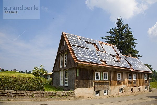 Sonnenkollektoren auf dem Dach eines Hauses  Schömberg  Baden-Württemberg  Deutschland