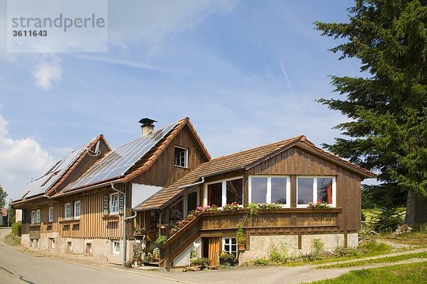 Sonnenkollektoren auf dem Dach eines Hauses  Schömberg  Baden-Württemberg  Deutschland