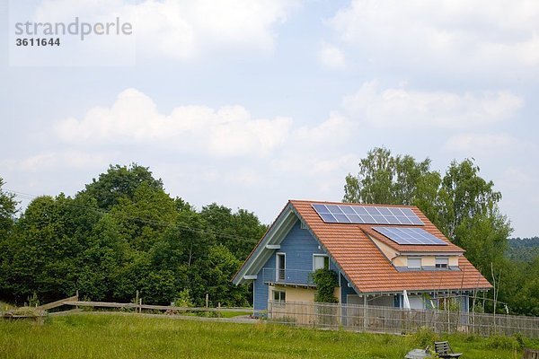 Sonnenkollektoren auf dem Dach eines Einfamilienhauses  Schömberg  Baden-Württemberg  Deutschland