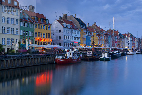 beleuchtet Hafen Wohnhaus Gebäude Meer Dänemark Kopenhagen Hauptstadt Schiff Abenddämmerung Nyhavn Dämmerung