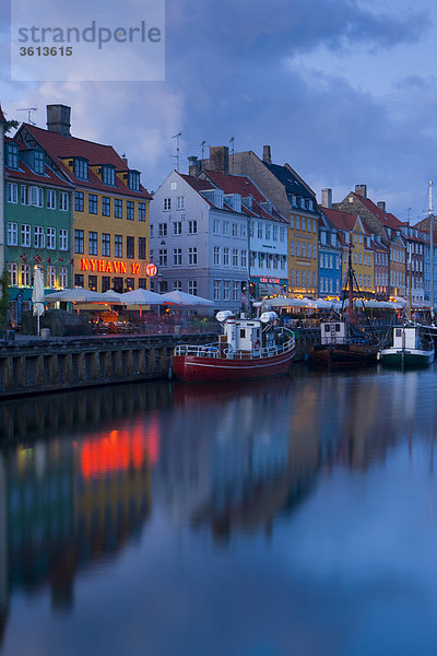 beleuchtet Hafen Wohnhaus Gebäude Meer Dänemark Kopenhagen Hauptstadt Schiff Abenddämmerung Nyhavn Dämmerung