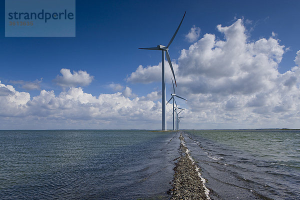 Erneuerbare Energie Alternative Energie Alternativenergie Windturbine Windrad Windräder Wolke Küste Meer Dänemark Jütland